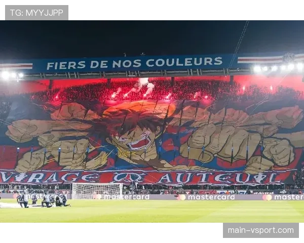 现场：伯纳乌南看场球迷展示巨型Tifo，致敬即将离队的克罗斯