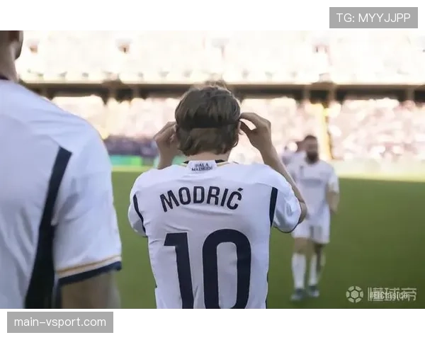 场边花絮:看台球迷标语致敬即将退役的皇家马德里传奇莫德里奇 场边花絮:看台球迷标语致敬即将退役的皇家马德里传奇莫德里奇